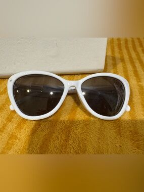 Prive Revaux Women’s White Frame Sunglasses with Dark Lenses